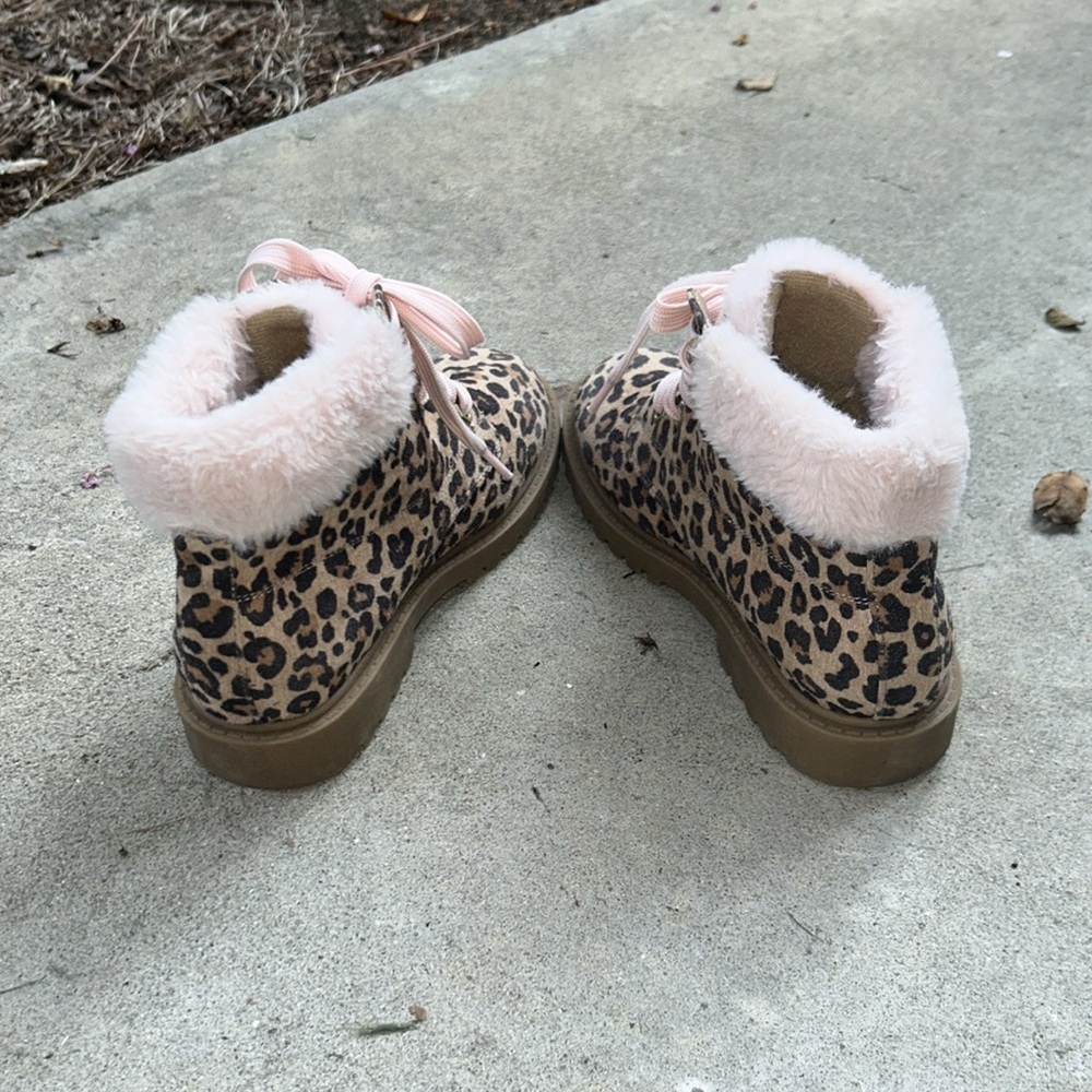 Cheetah Print Kids Boots with Pink Fur Accents - Picture 4 of 6